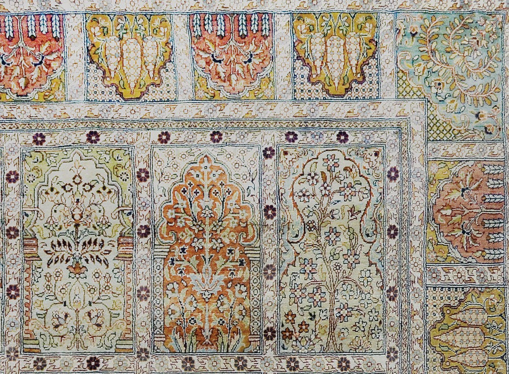 Hand woven silk pile carpet - 152 x 236cm